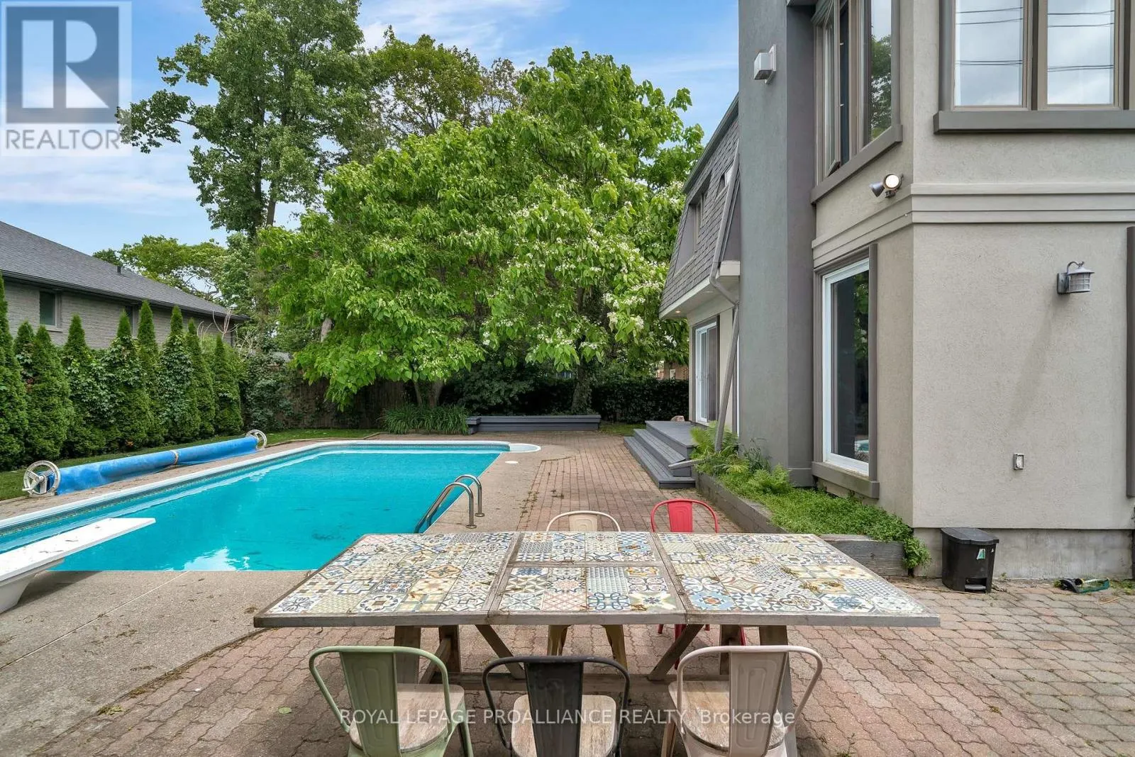 27 FOREST HILL CRESCENT