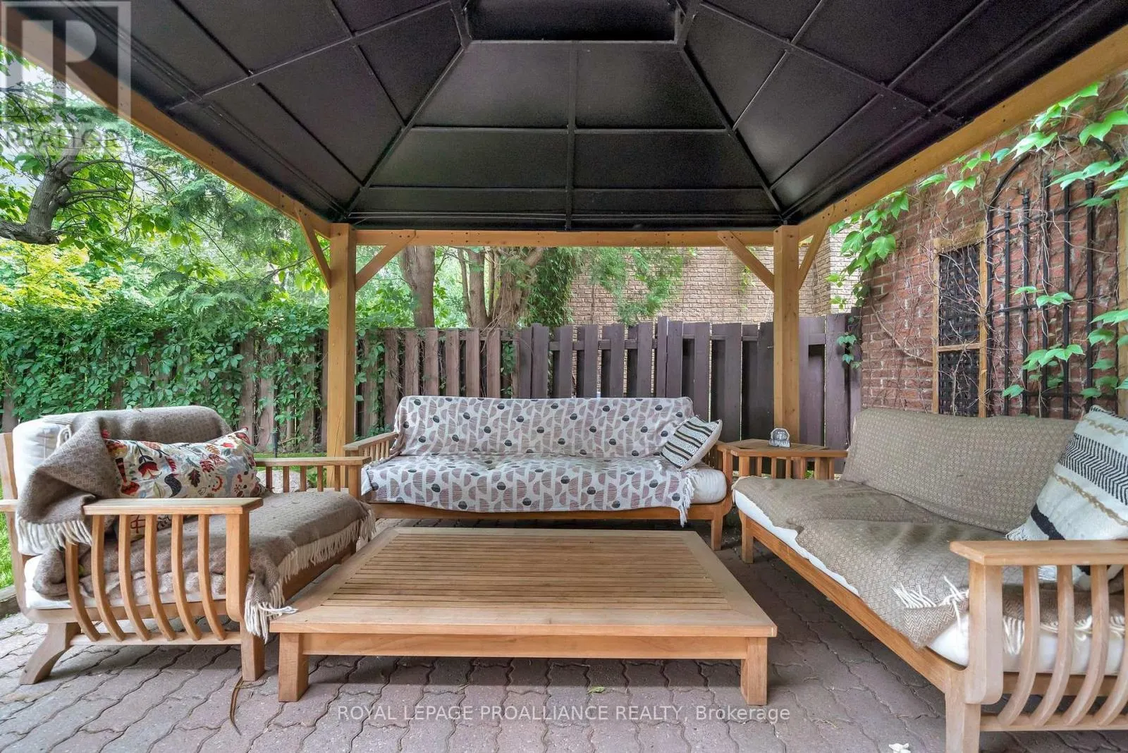 27 FOREST HILL CRESCENT