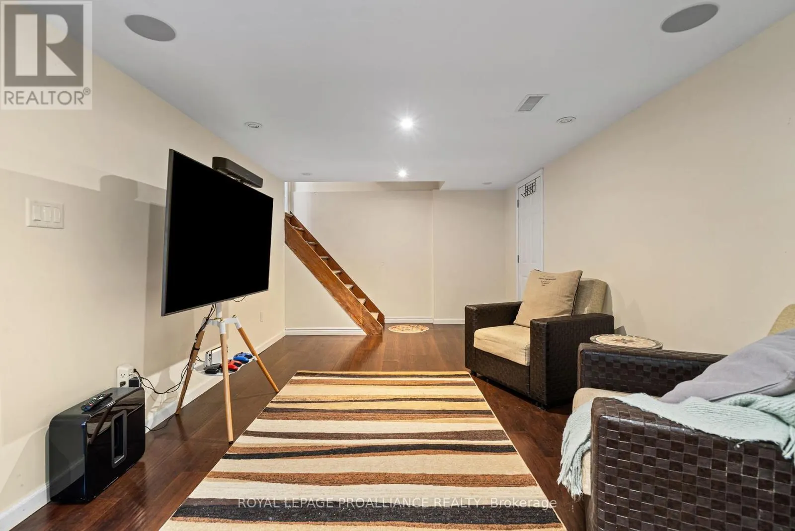 27 FOREST HILL CRESCENT