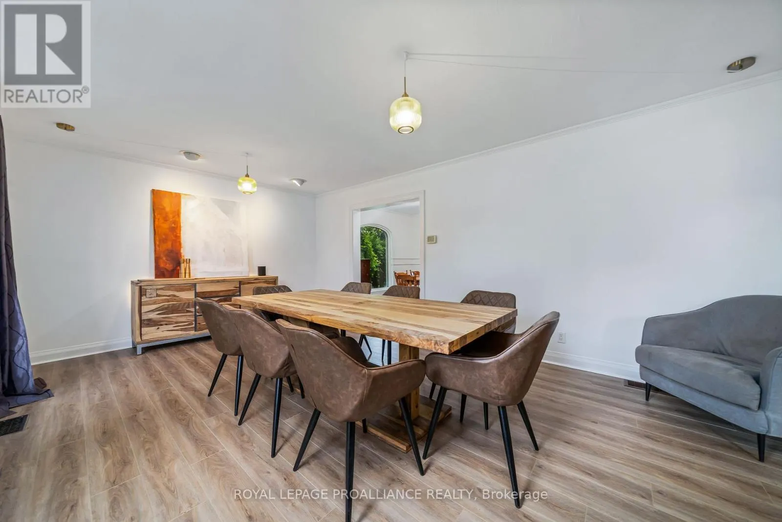 27 FOREST HILL CRESCENT