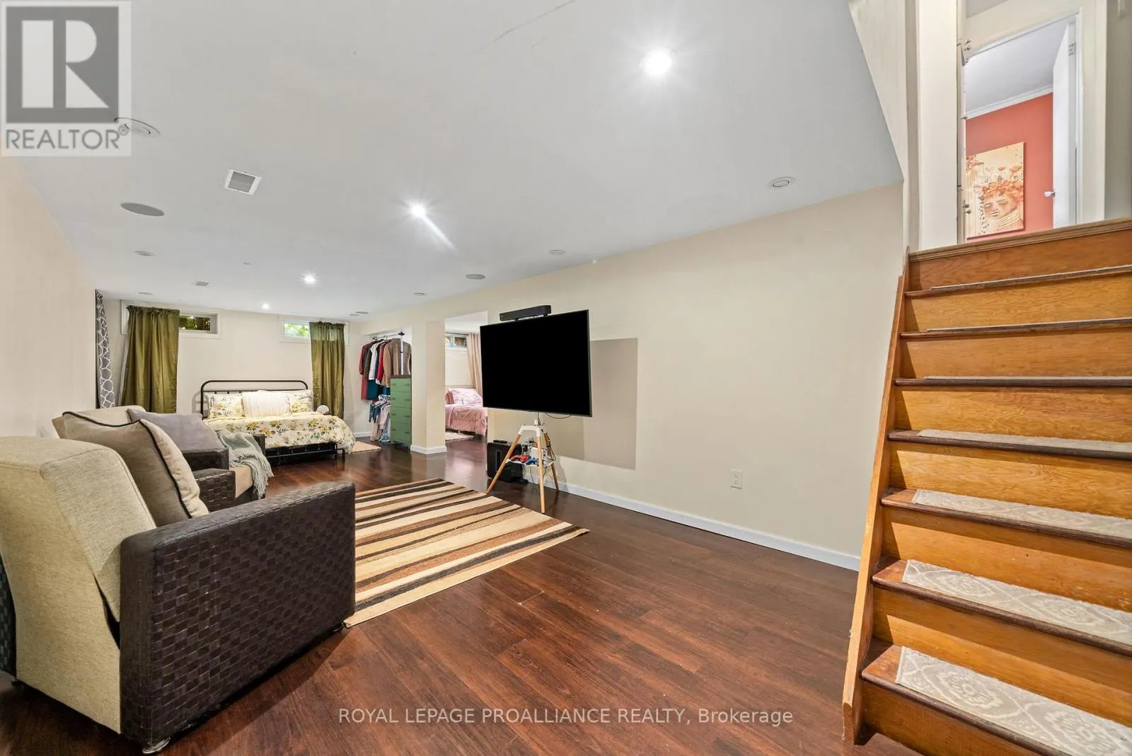 27 FOREST HILL CRESCENT