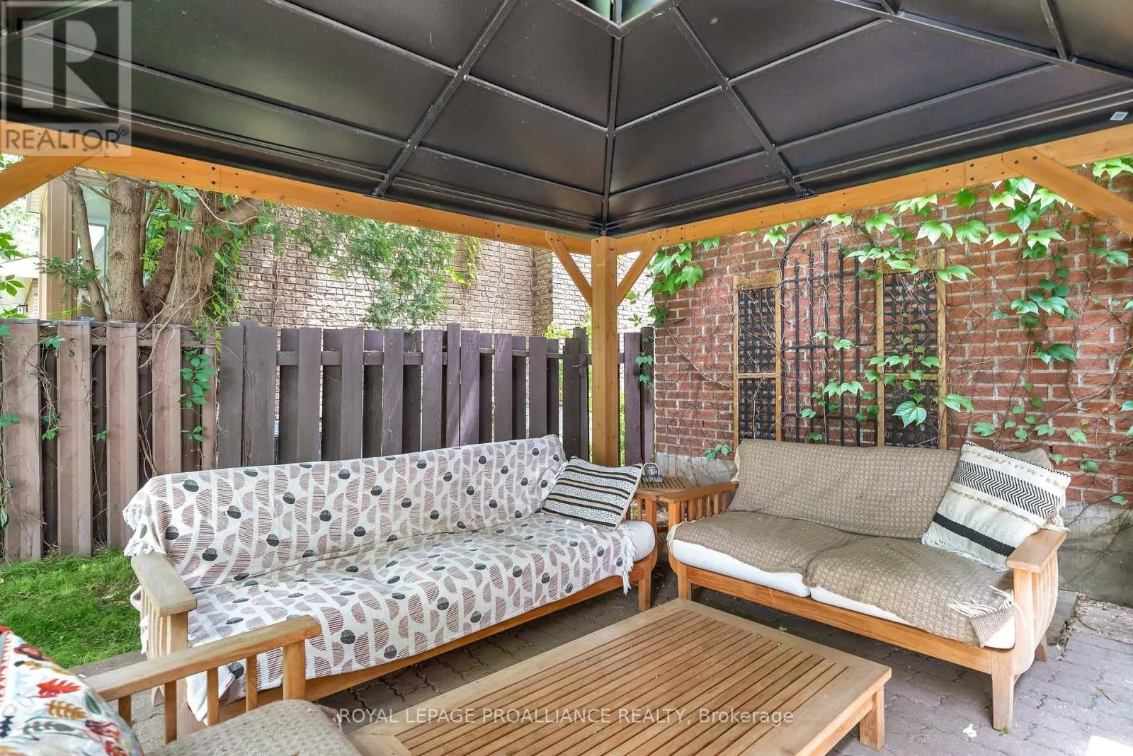 27 FOREST HILL CRESCENT