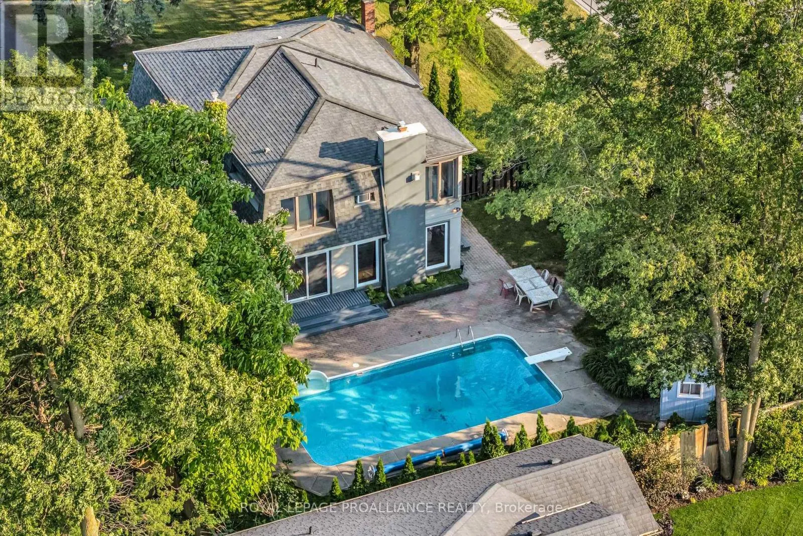 27 FOREST HILL CRESCENT