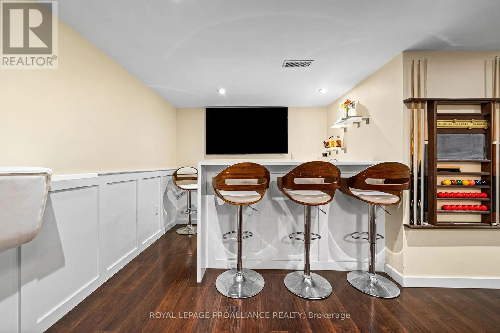 27 FOREST HILL CRESCENT