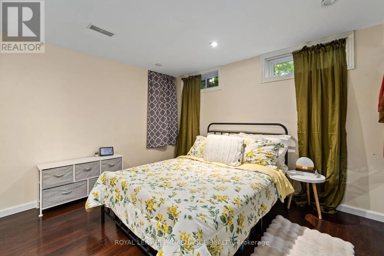 27 FOREST HILL CRESCENT