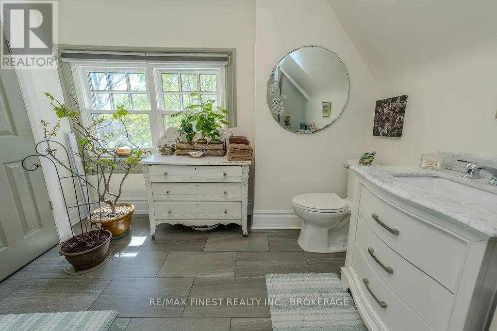 265 DUNDAS STREET W