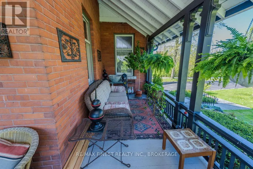 265 DUNDAS STREET W