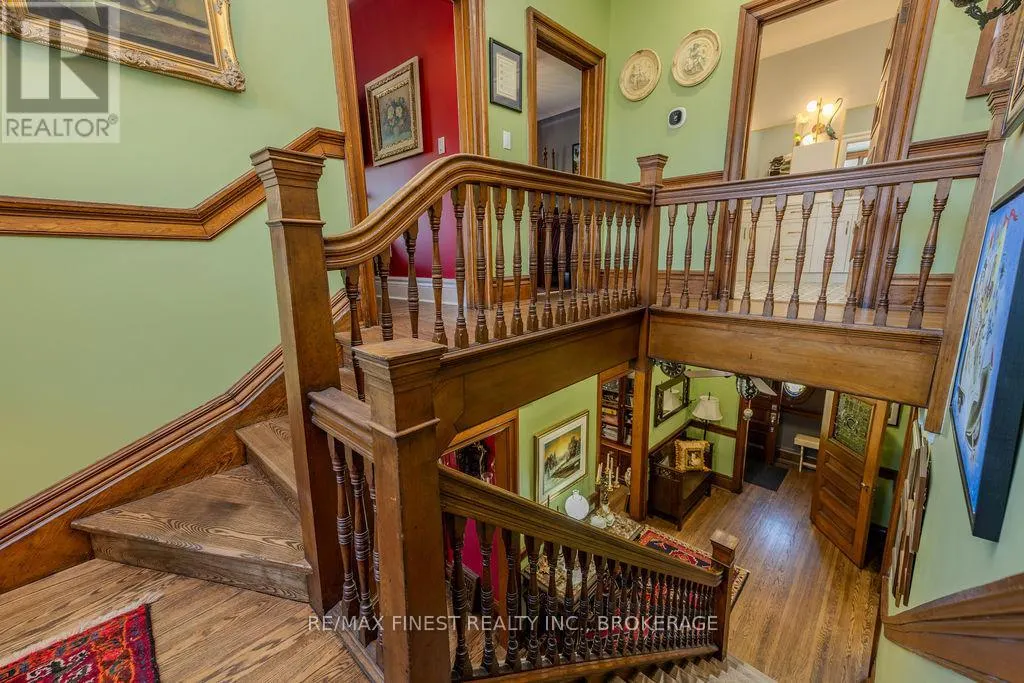 265 DUNDAS STREET W