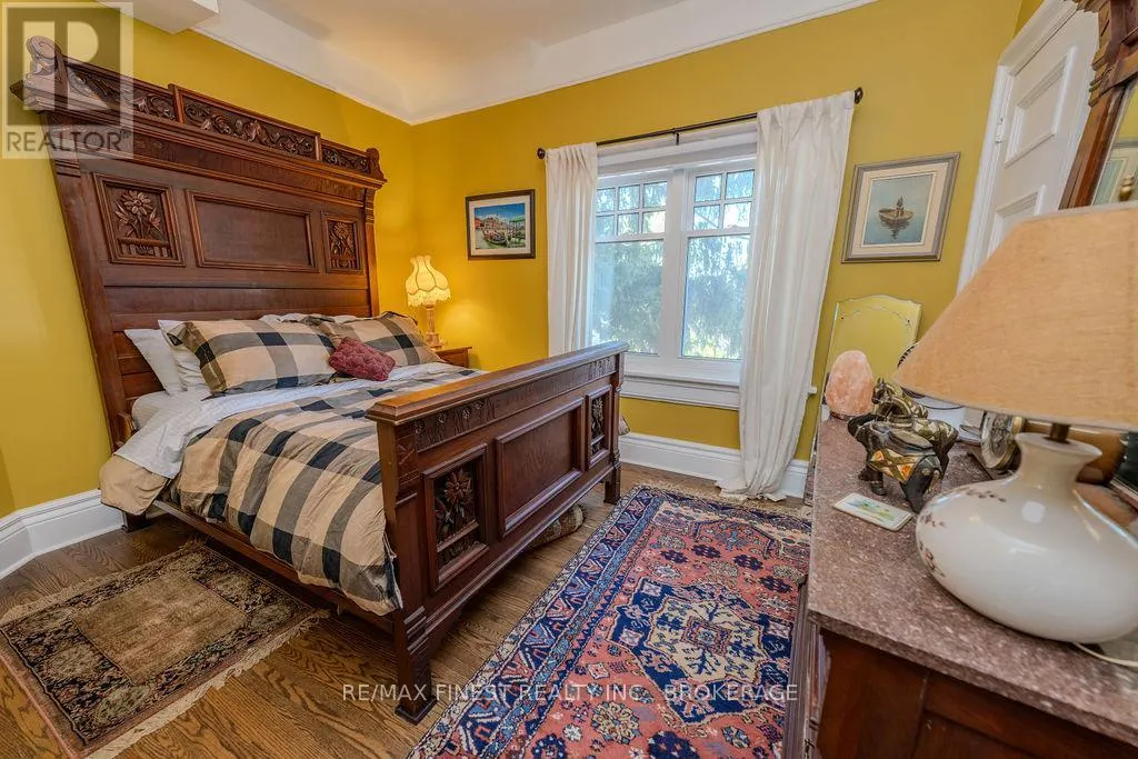 265 DUNDAS STREET W