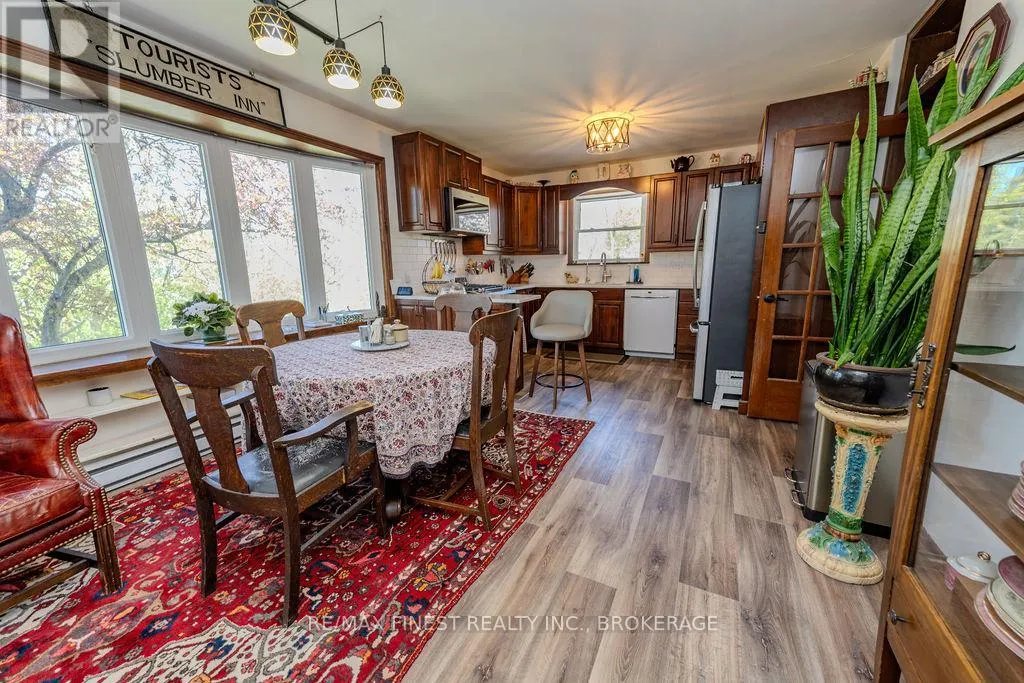 265 DUNDAS STREET W