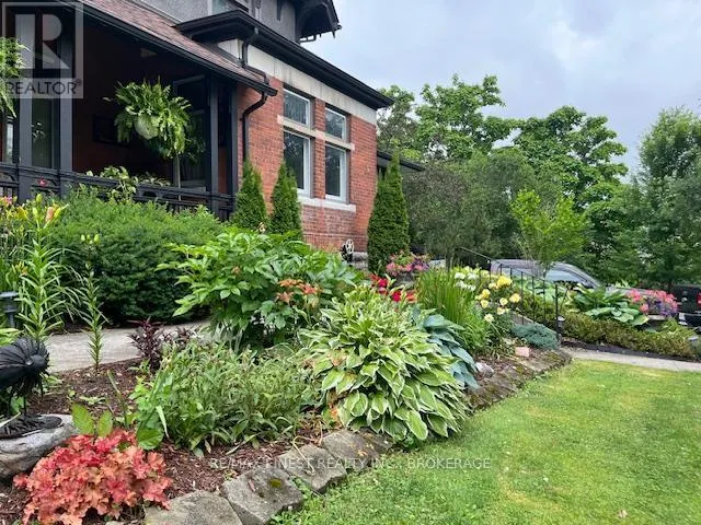 265 DUNDAS STREET W