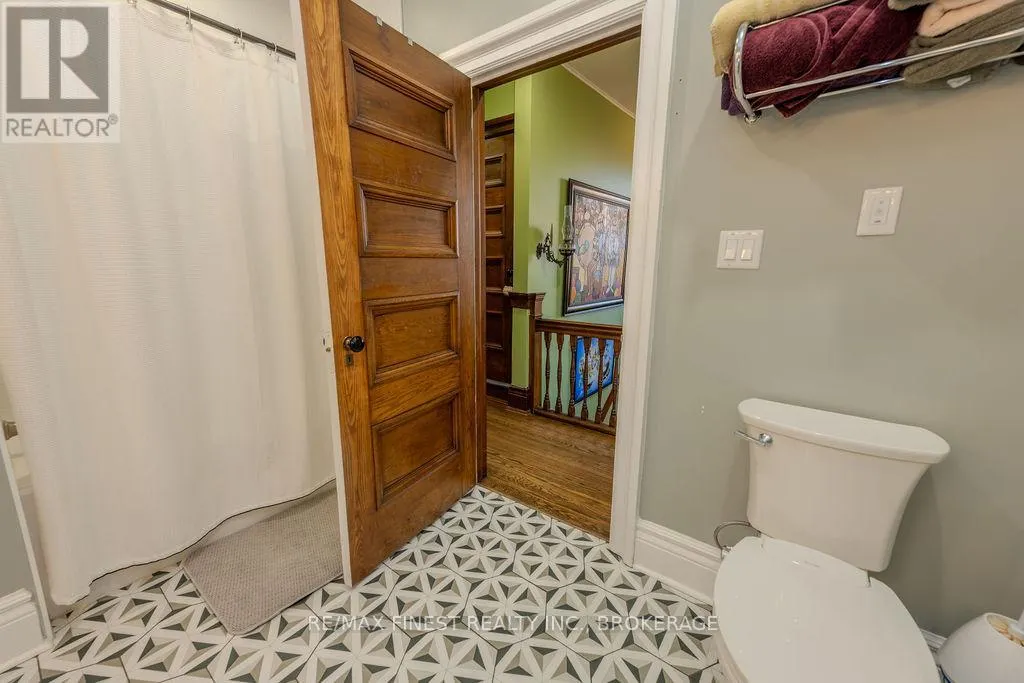 265 DUNDAS STREET W
