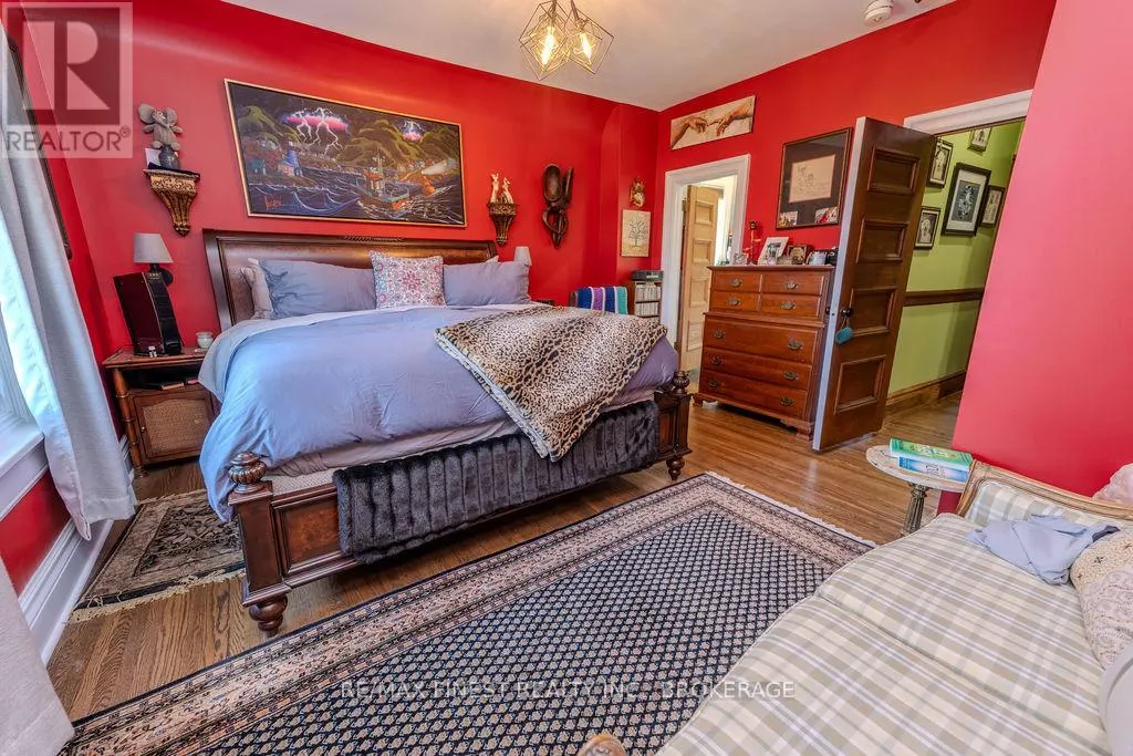 265 DUNDAS STREET W