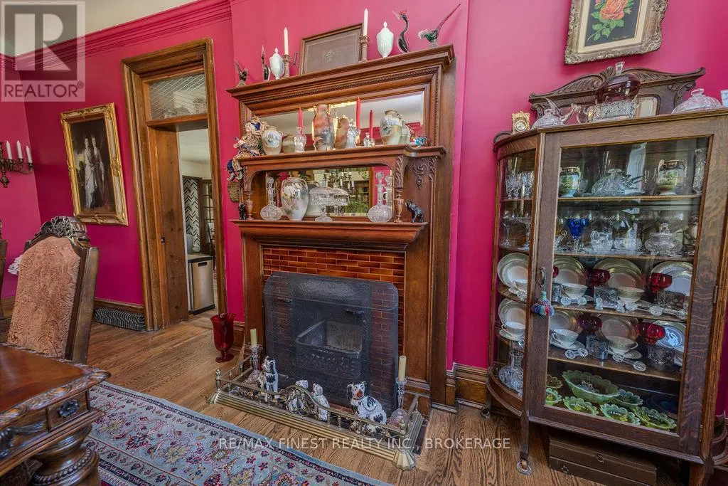 265 DUNDAS STREET W