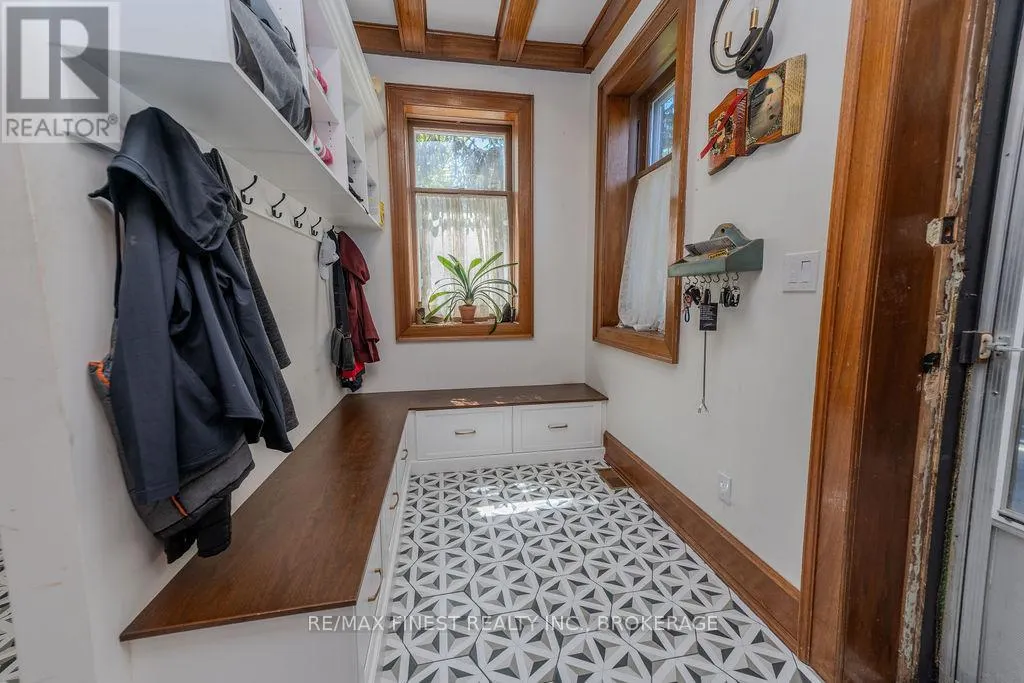 265 DUNDAS STREET W