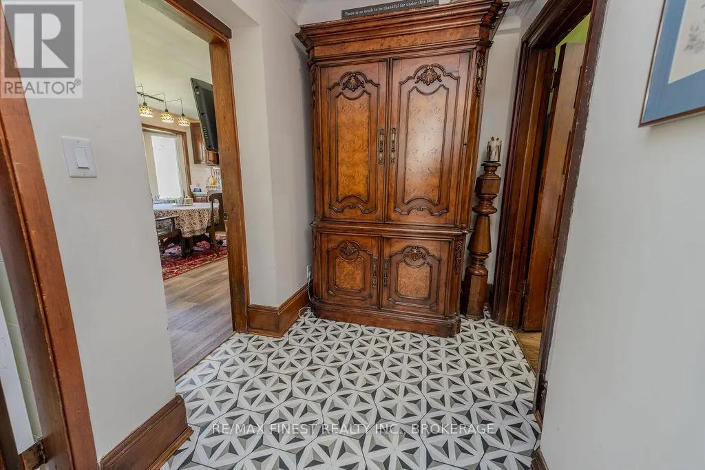 265 DUNDAS STREET W