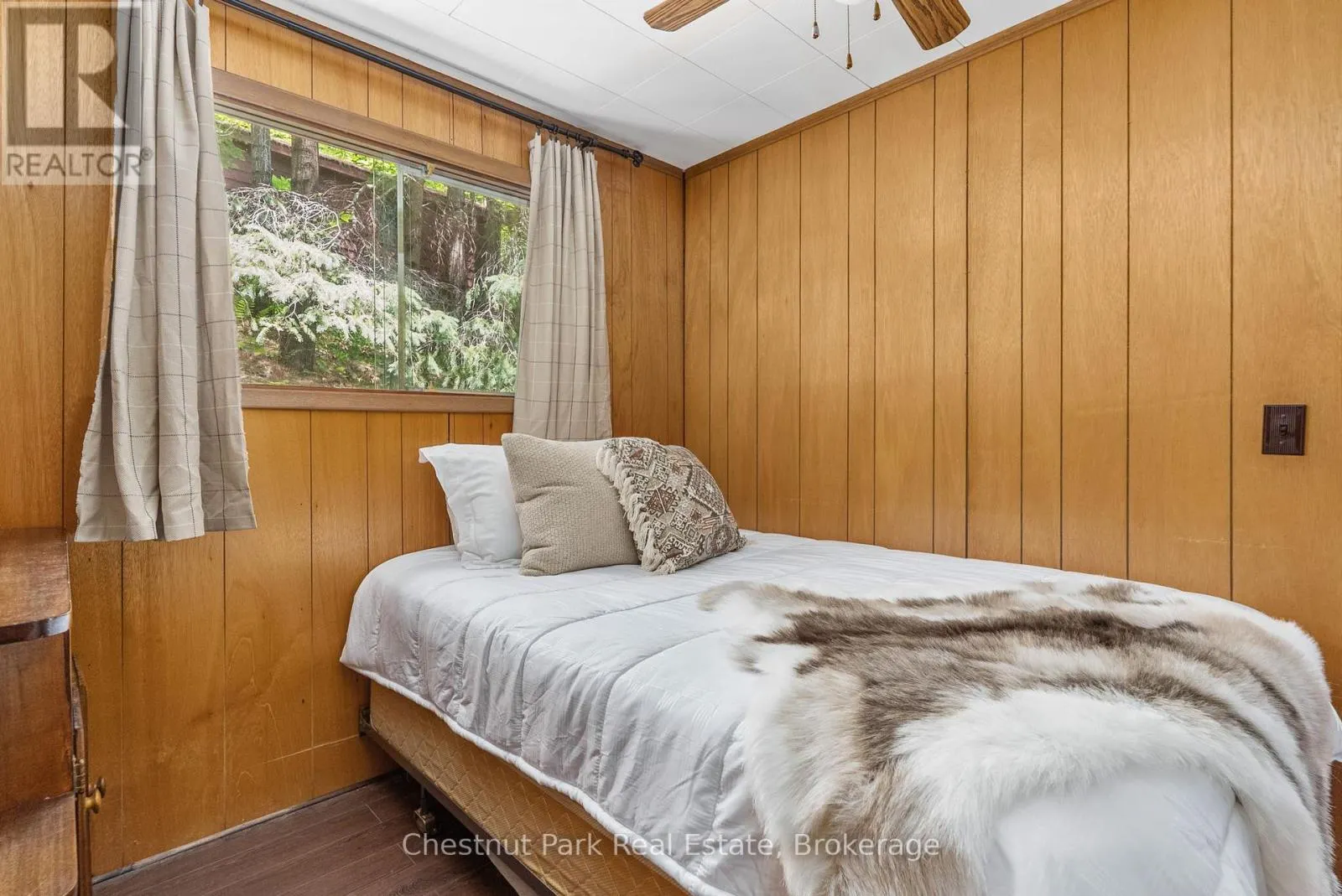 1054 10 DEEWOOD DRIVE