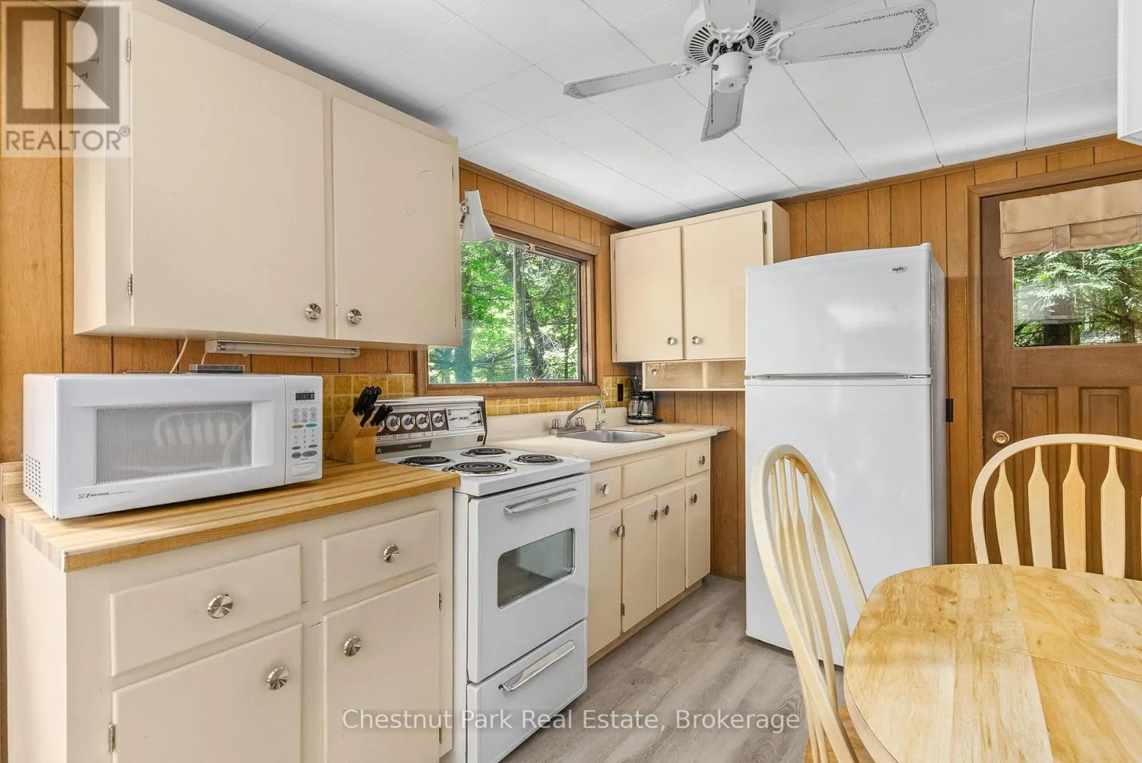 1054 10 DEEWOOD DRIVE