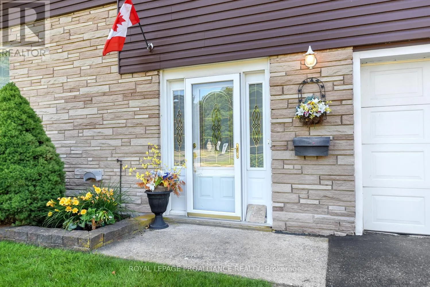 2 WOODLAWN PLACE