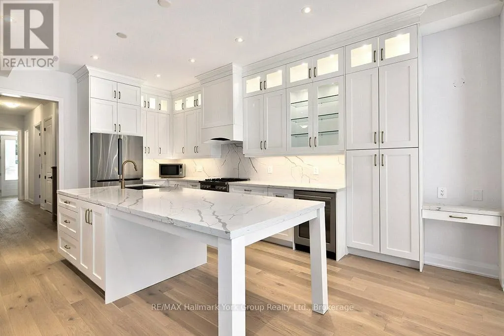 5-11 BAY STREET E