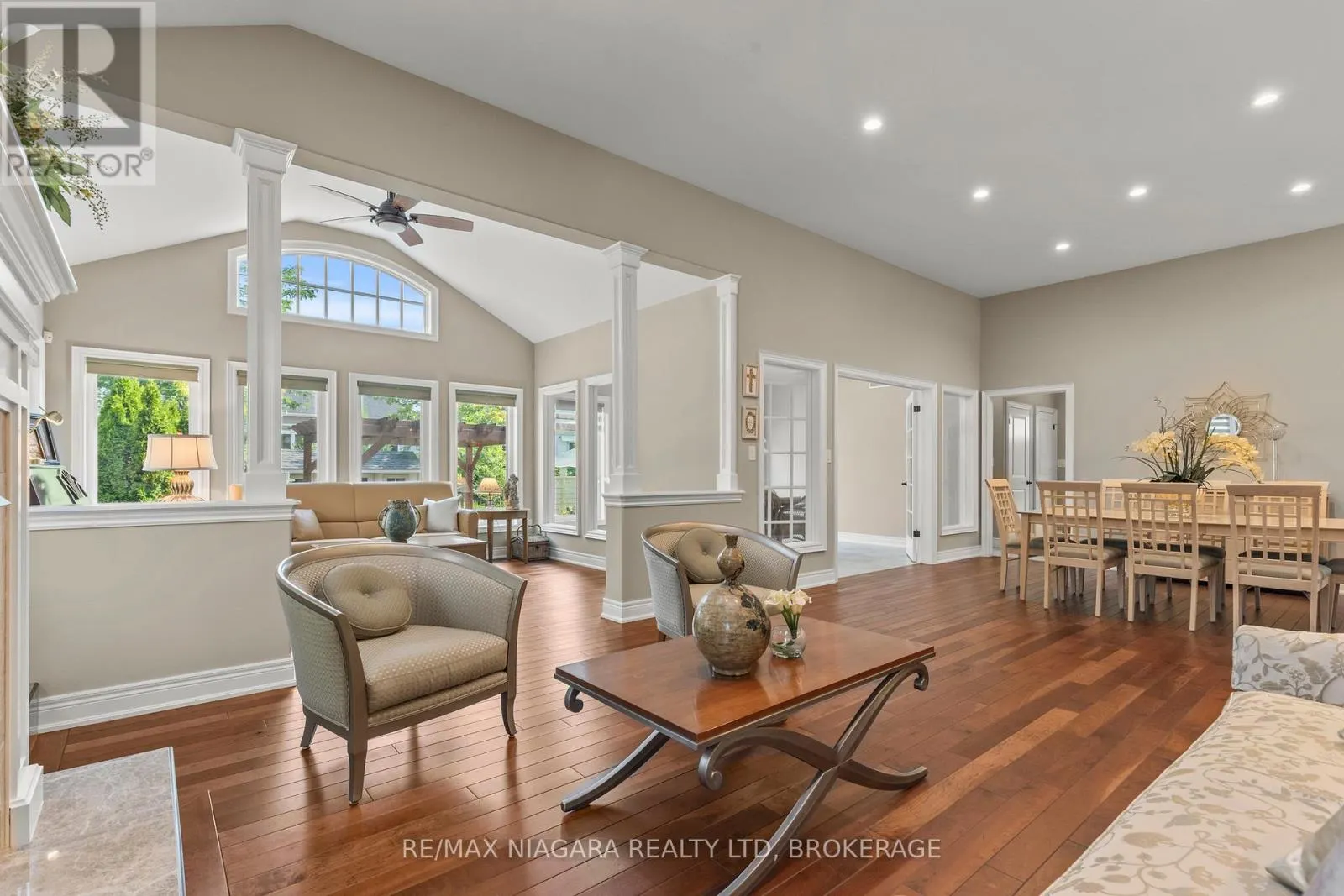 44 STONERIDGE CRESCENT