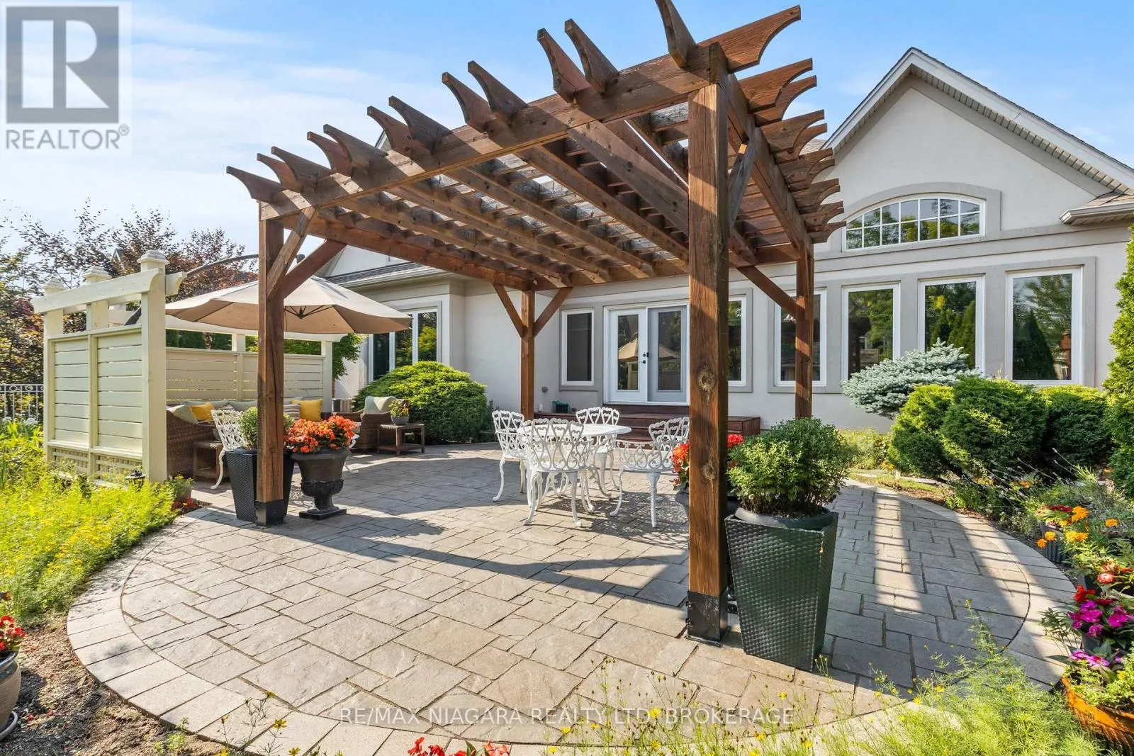 44 STONERIDGE CRESCENT
