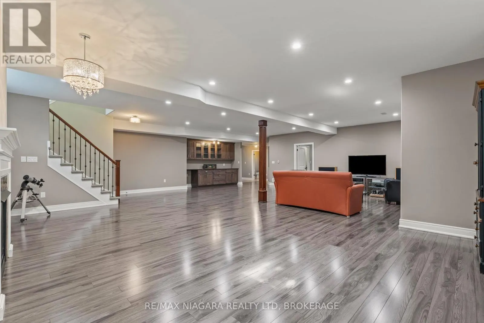 44 STONERIDGE CRESCENT
