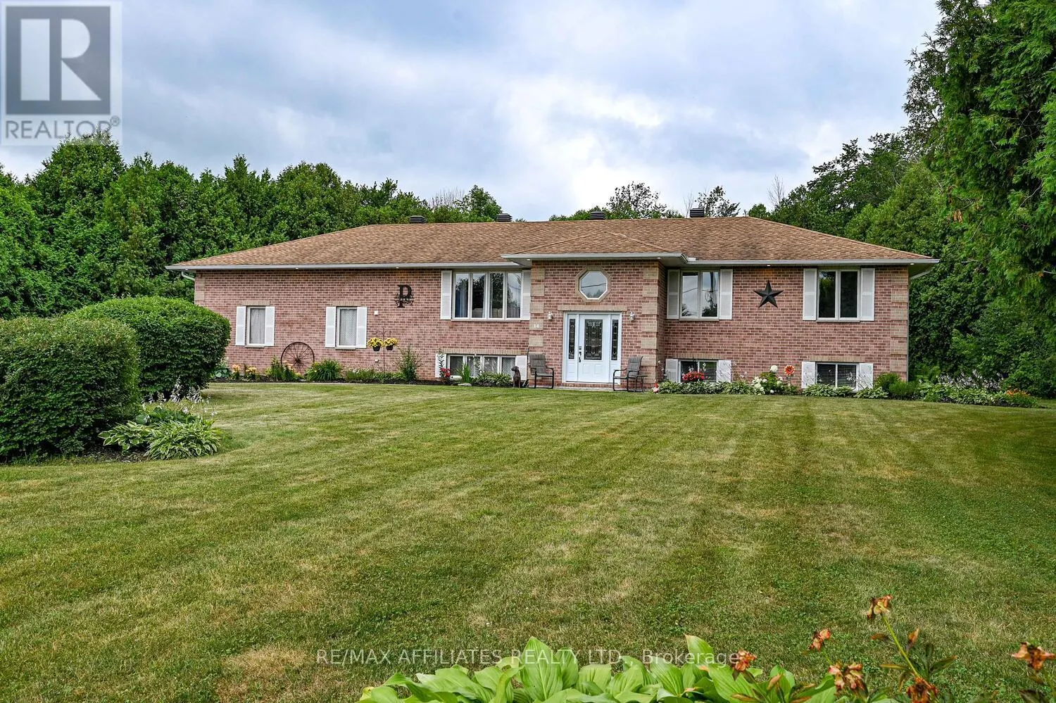 14 SOUTH POINT DRIVE