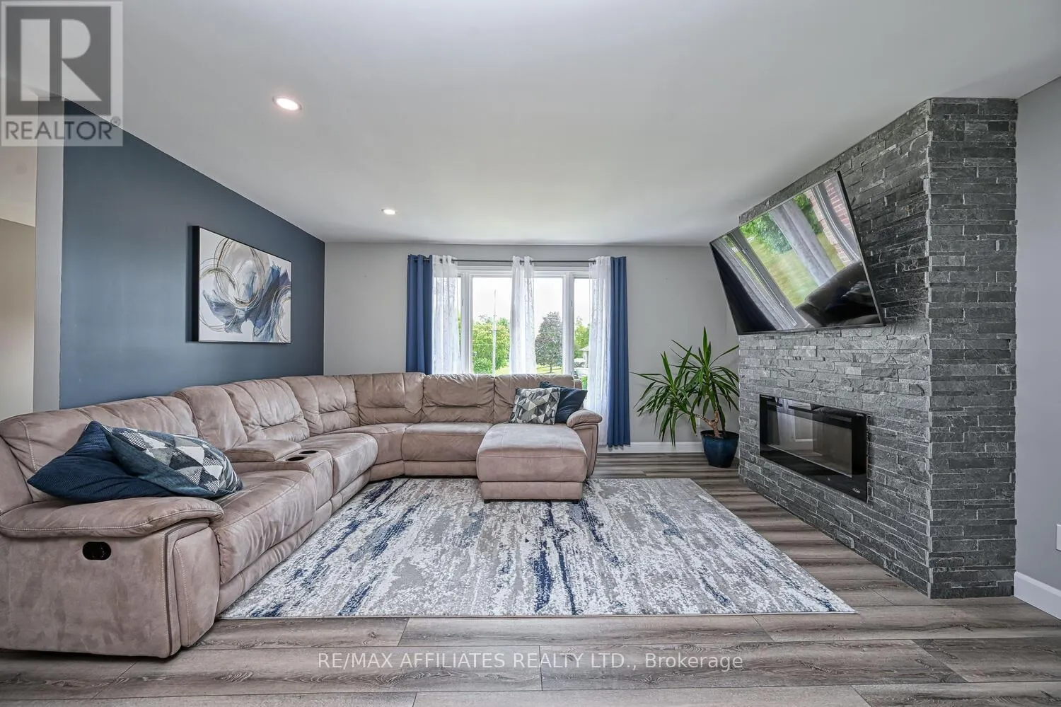 14 SOUTH POINT DRIVE