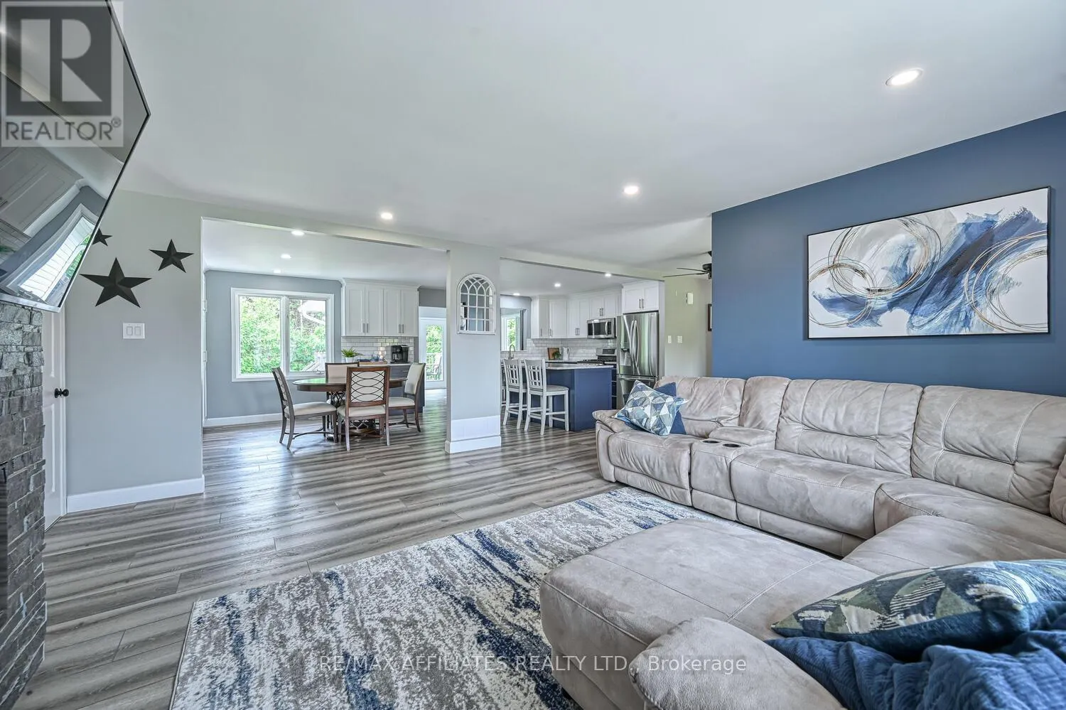 14 SOUTH POINT DRIVE
