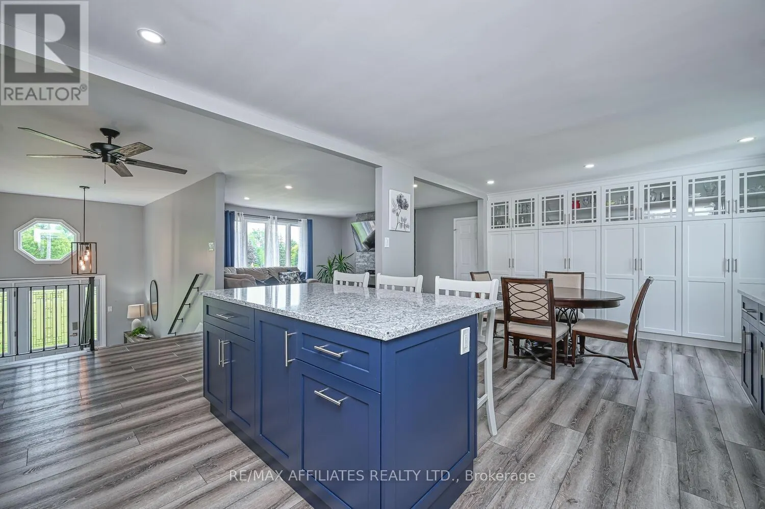 14 SOUTH POINT DRIVE