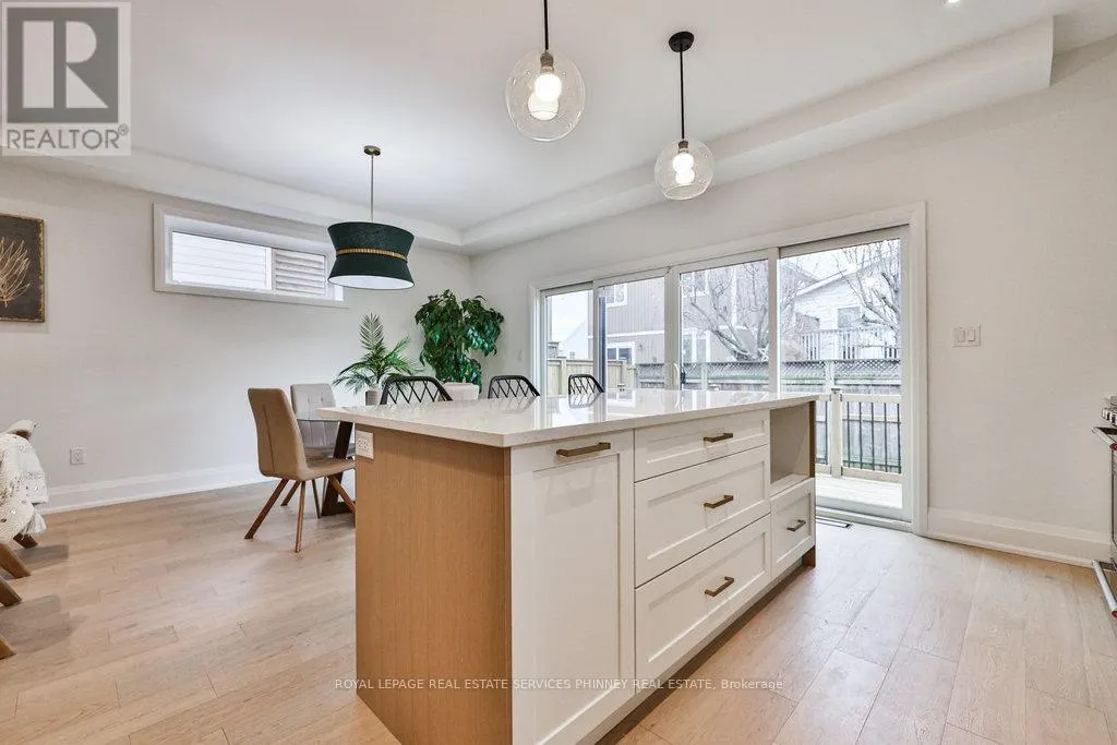 28 LAKESIDE DRIVE