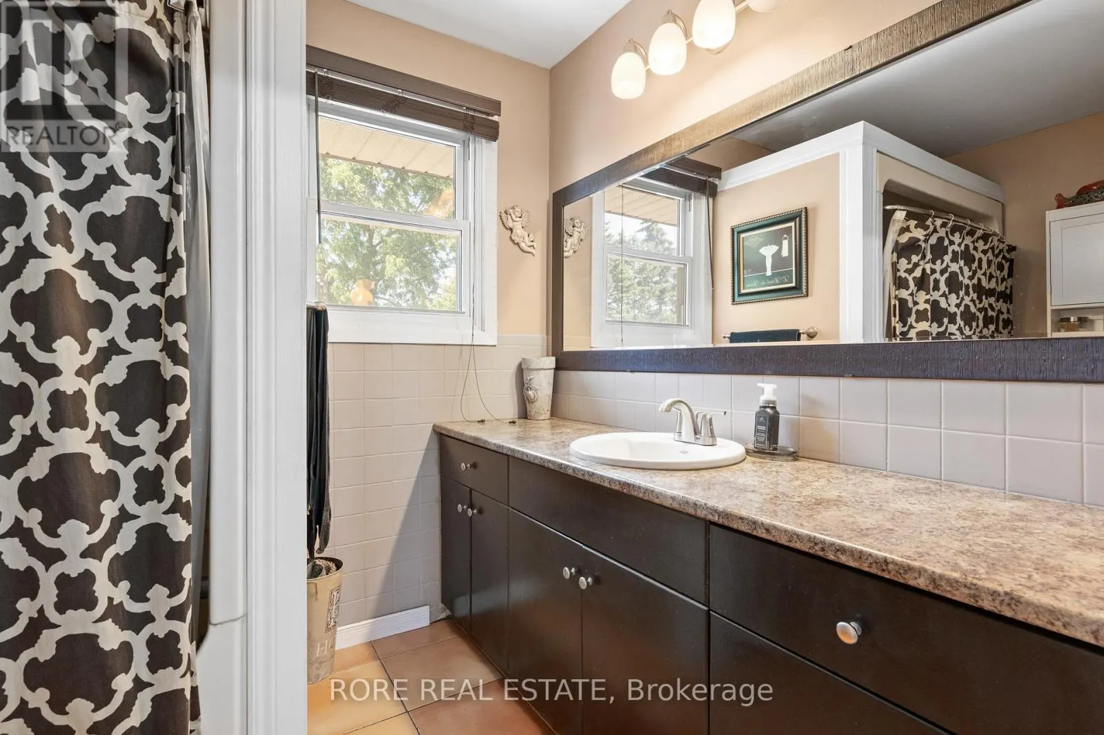 497 CLARENCE STREET W