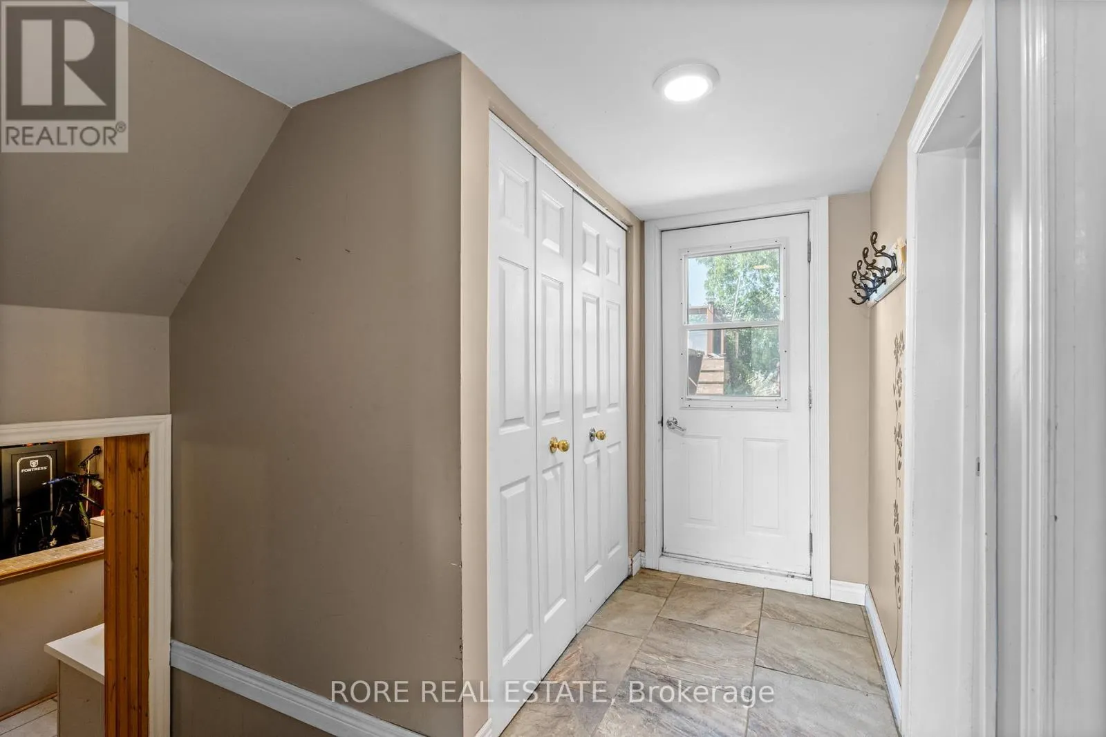 497 CLARENCE STREET W