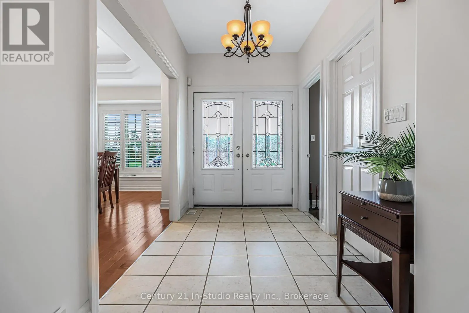 6 GLEN ABBEY COURT