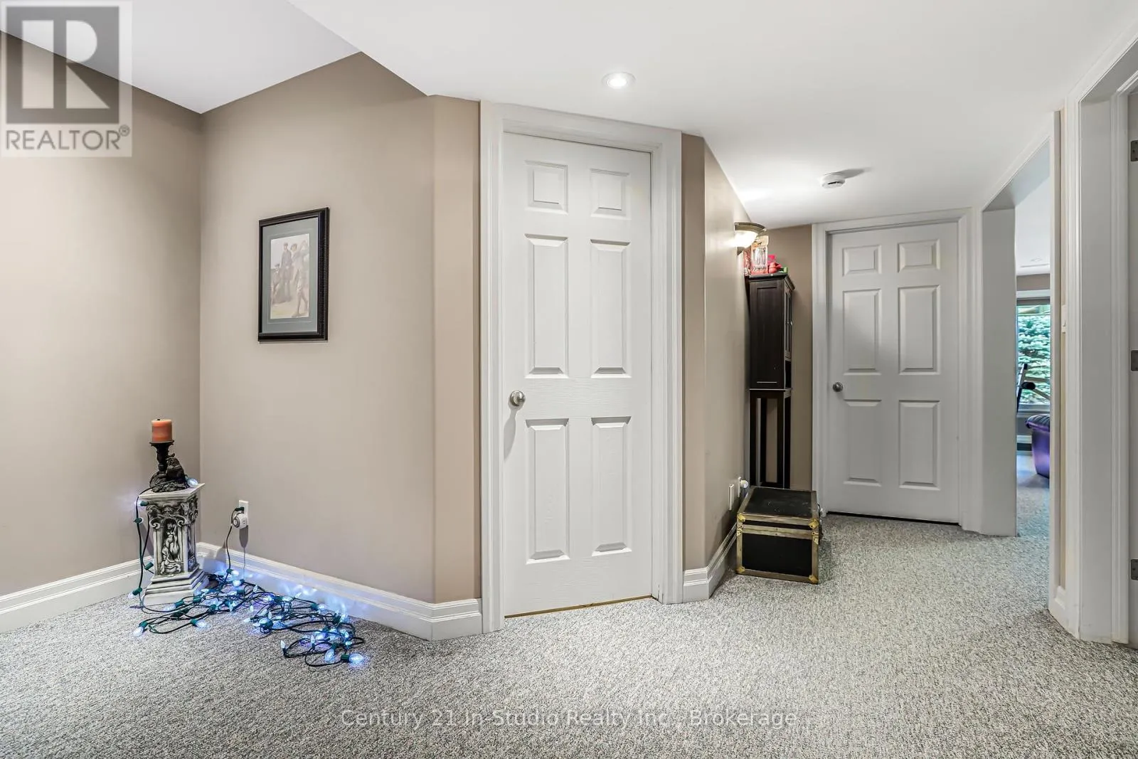 6 GLEN ABBEY COURT