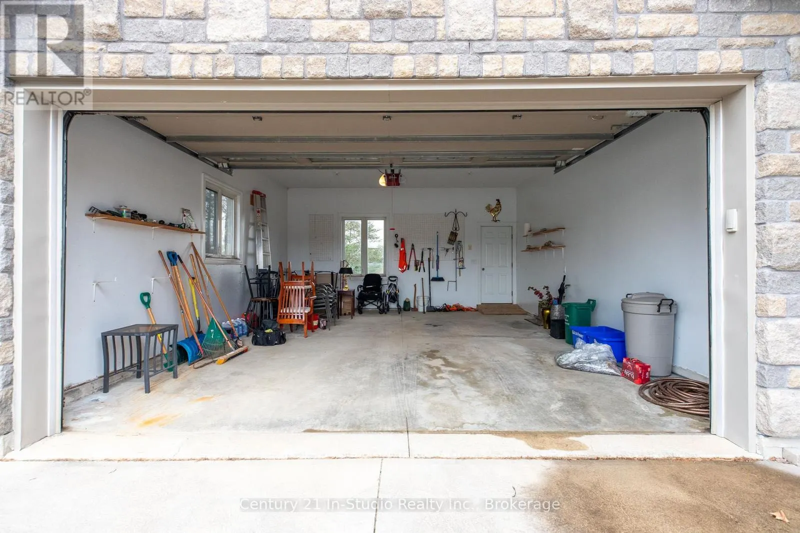 6 GLEN ABBEY COURT
