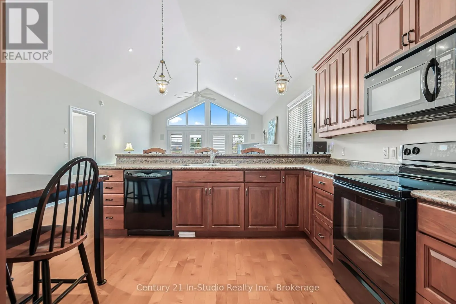 6 GLEN ABBEY COURT