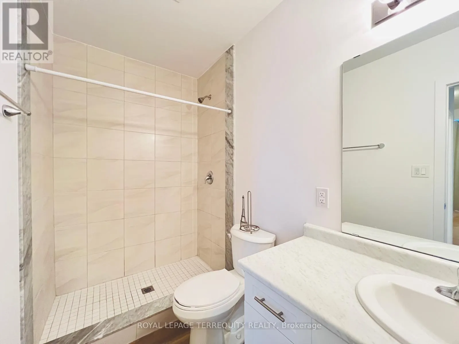 117 - 470 DUNDAS STREET E
