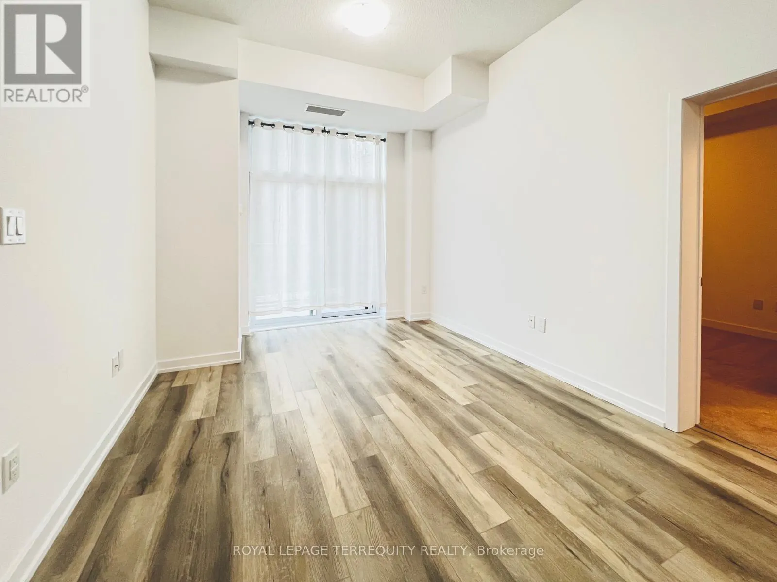 117 - 470 DUNDAS STREET E