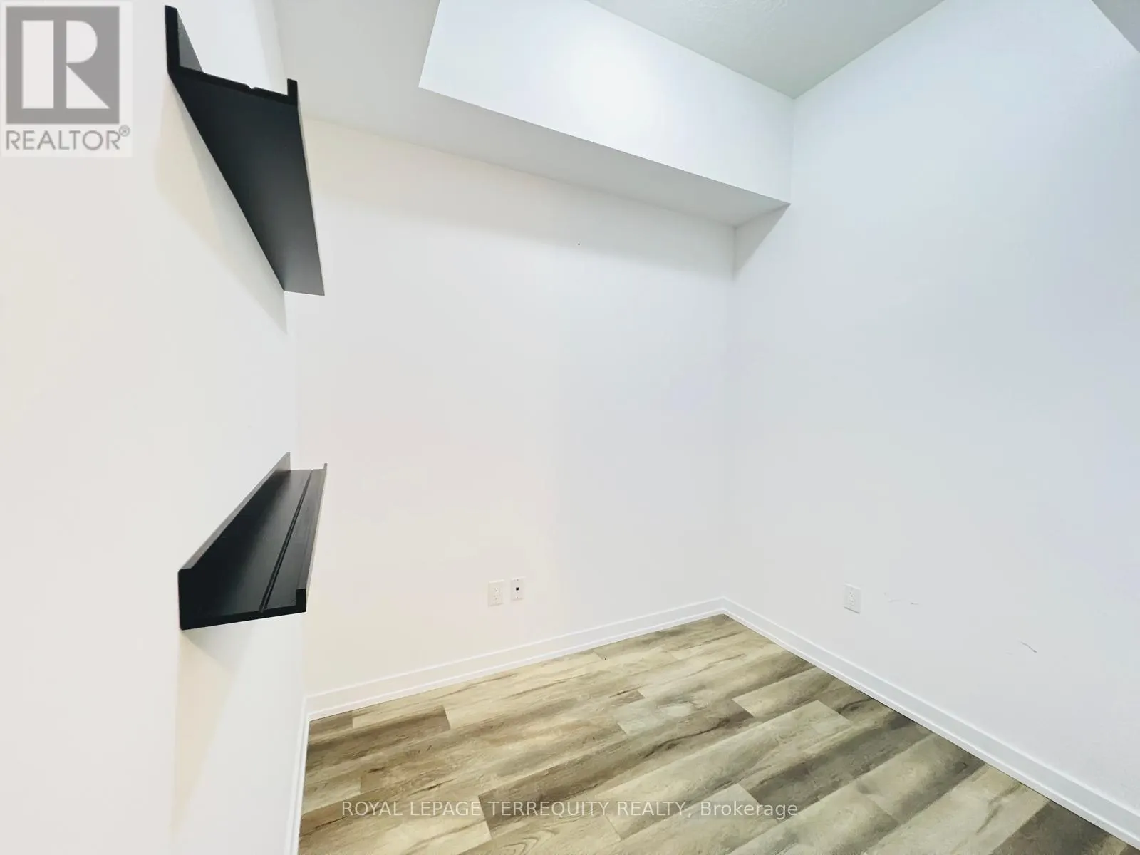 117 - 470 DUNDAS STREET E