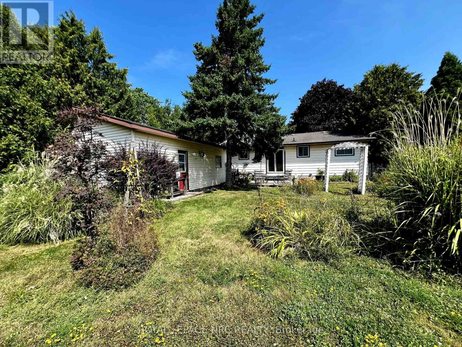 2 PIONEER VILLAGE CRESCENT
