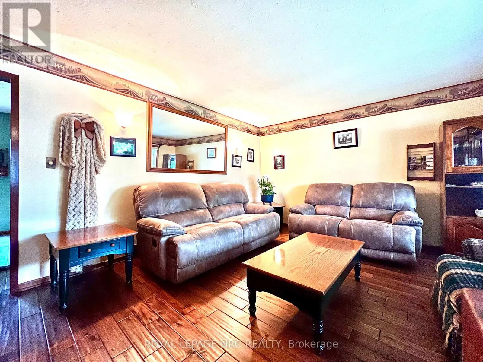 2 PIONEER VILLAGE CRESCENT