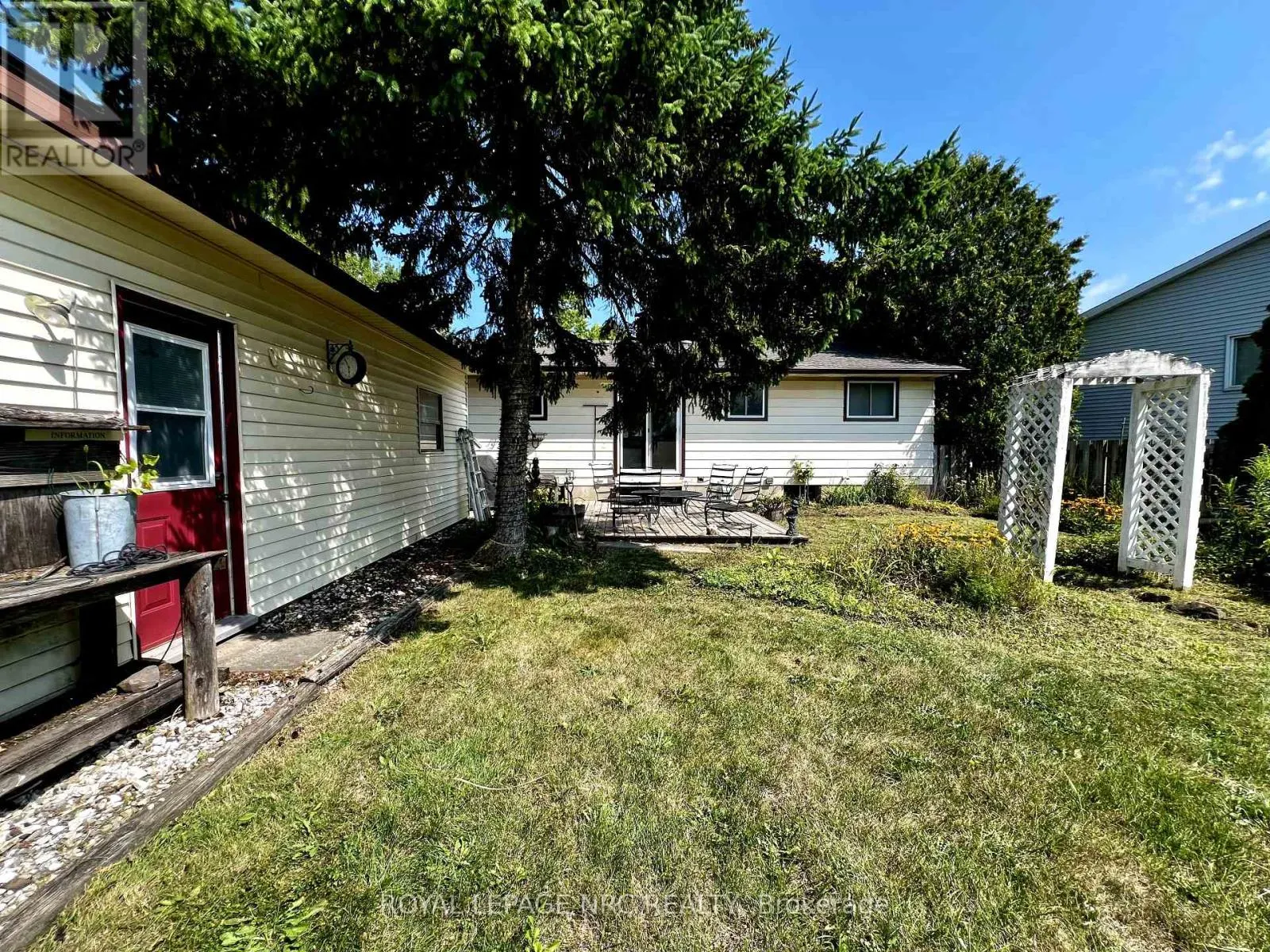 2 PIONEER VILLAGE CRESCENT