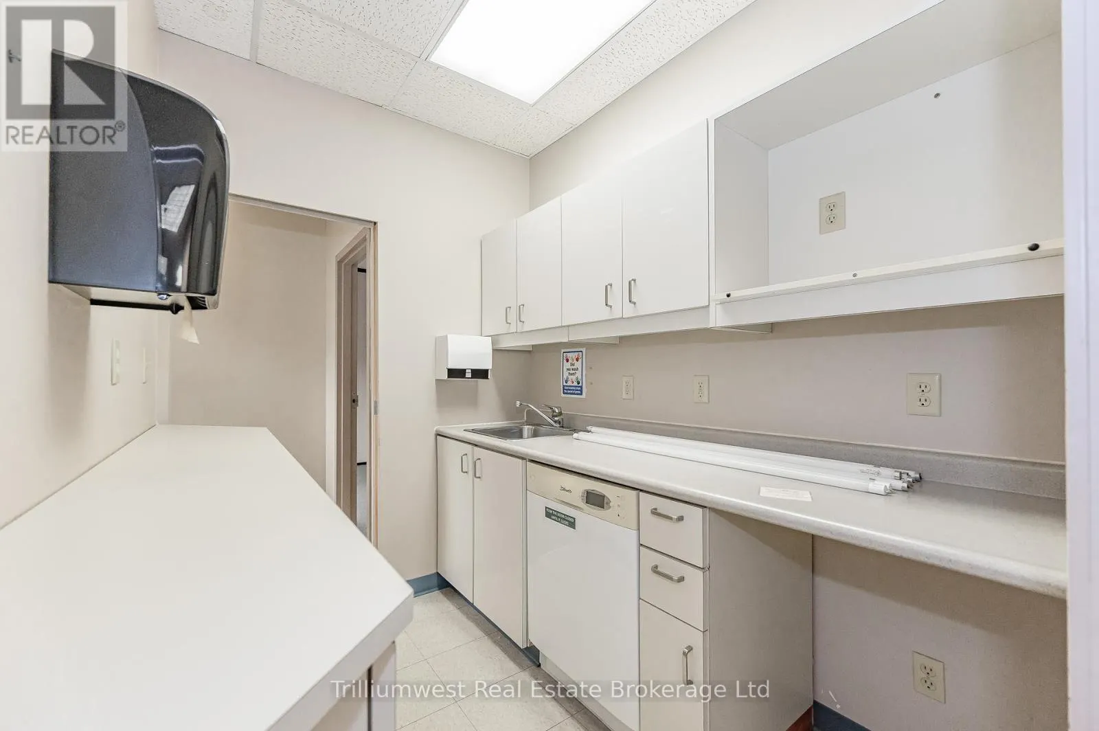 201 - 450 SPEEDVALE AVE W AVENUE, #201