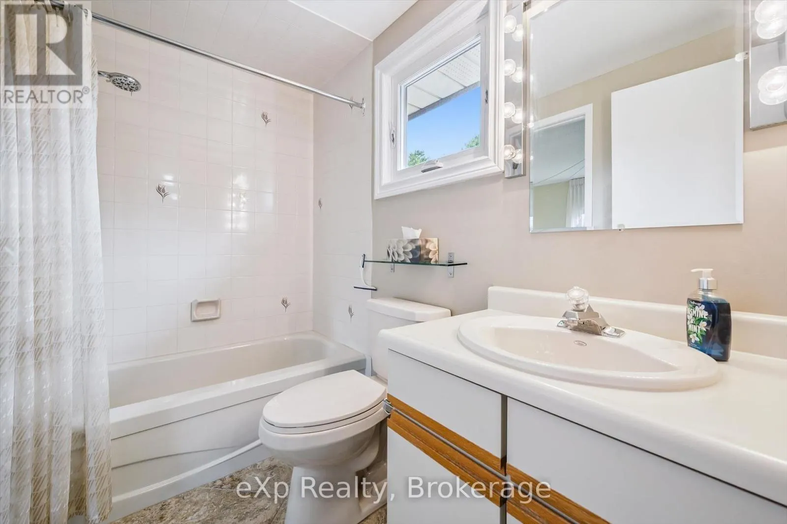 8 ASPEN VALLEY CRESCENT