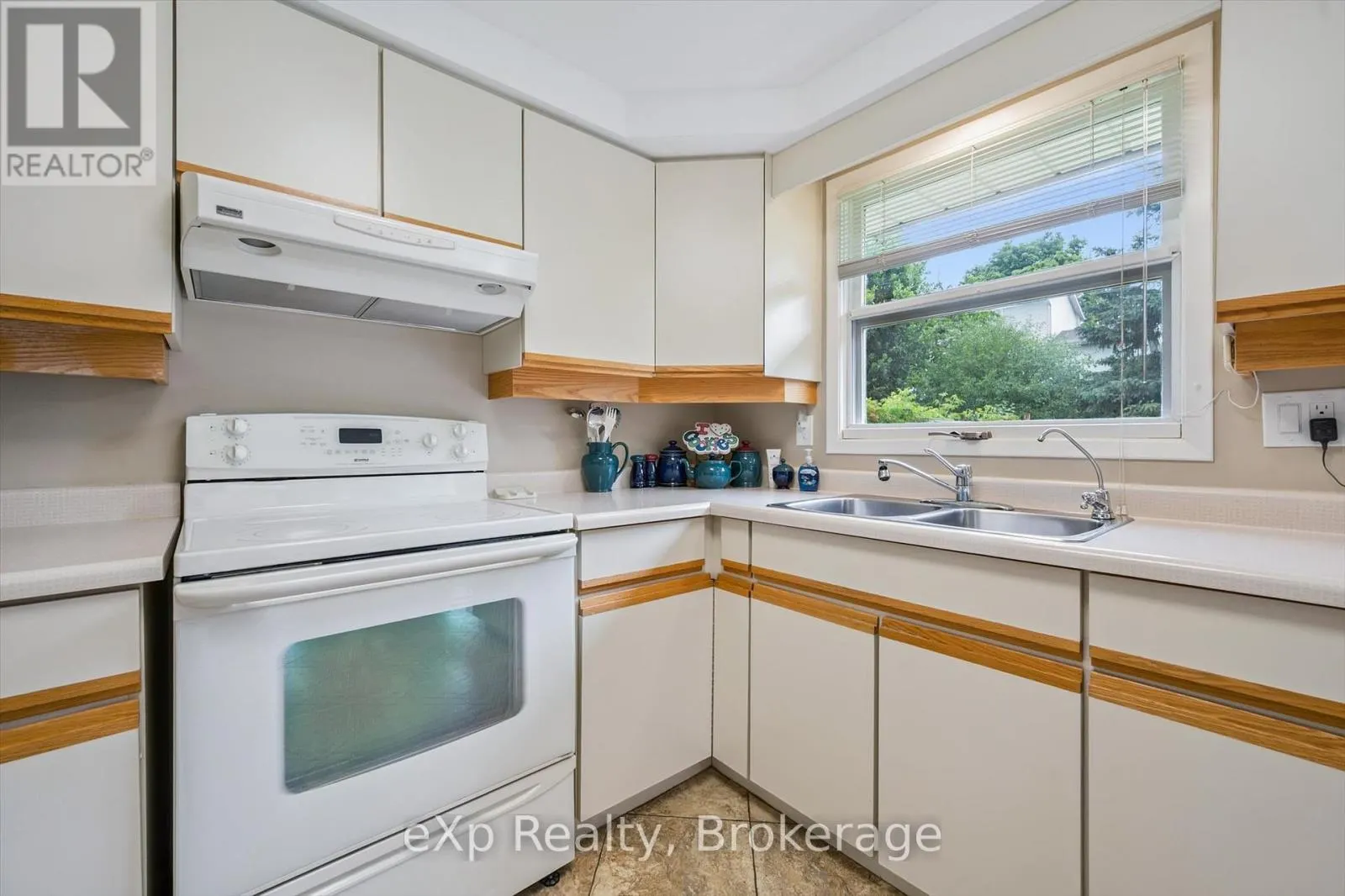 8 ASPEN VALLEY CRESCENT