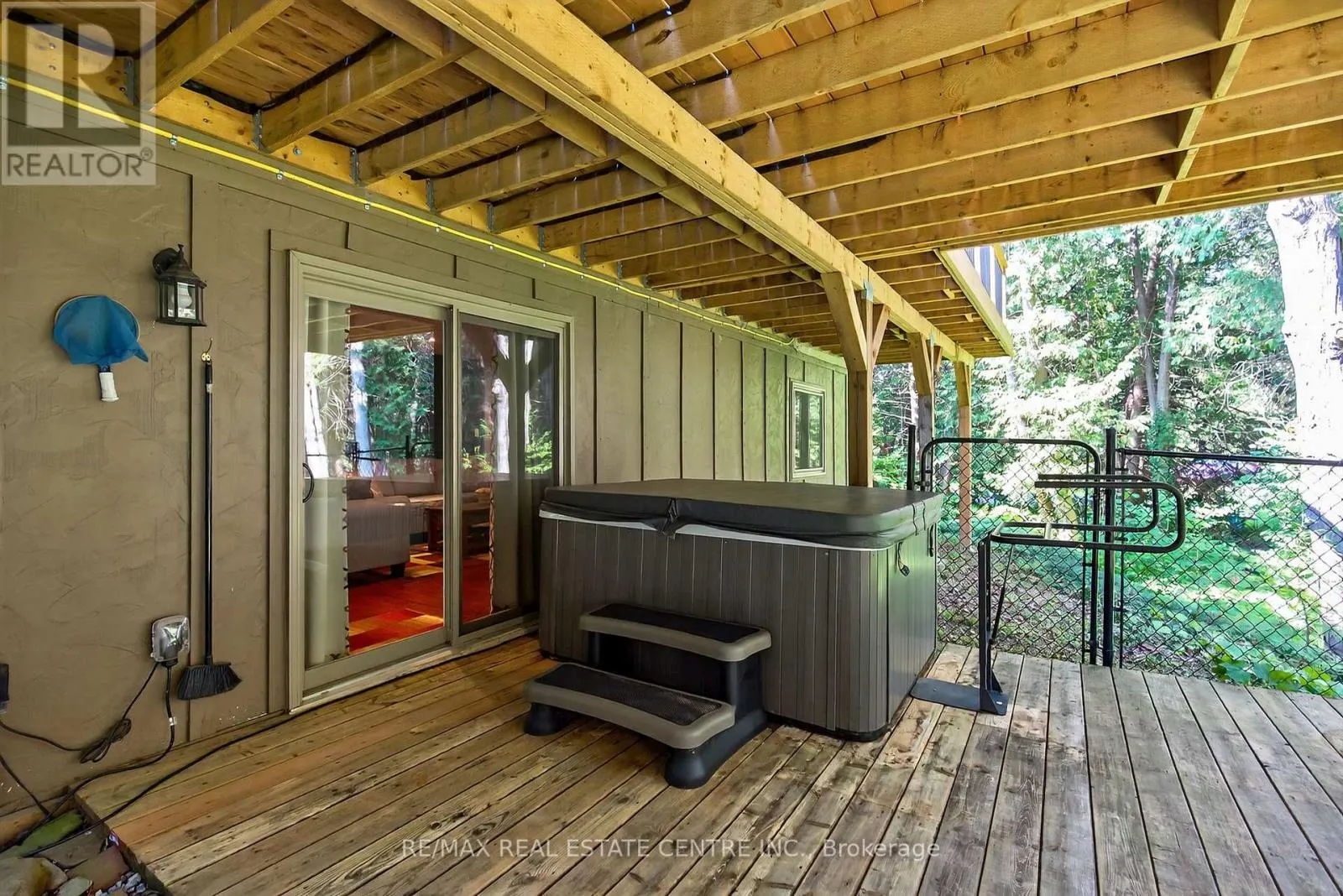16 CEDAR LANE