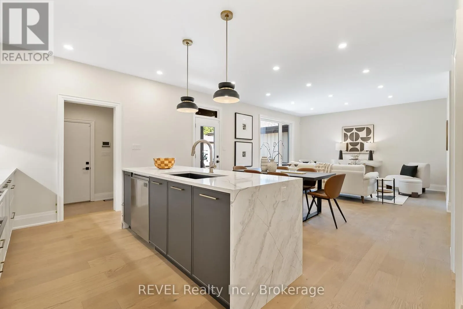8 ACCURSI CRESCENT