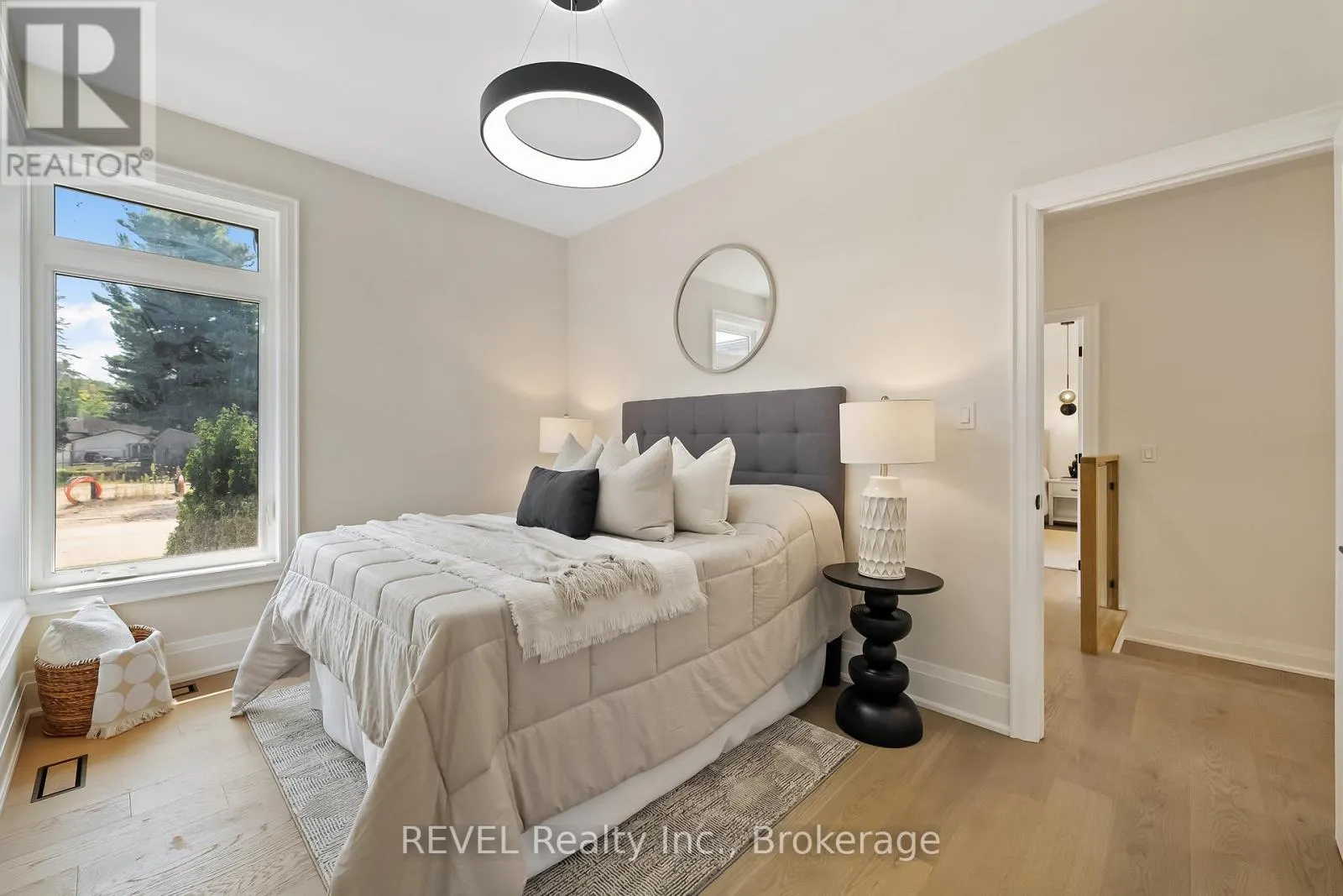 8 ACCURSI CRESCENT